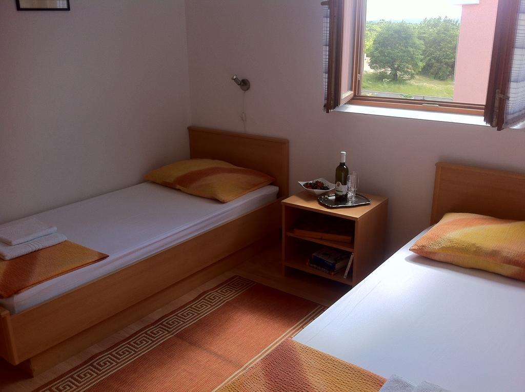 Apartments Leona & David Malinska Chambre photo